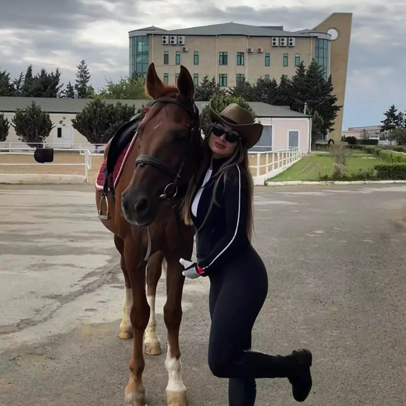 Başından və qolundan zədə alan aparıcıdan açıqlama!