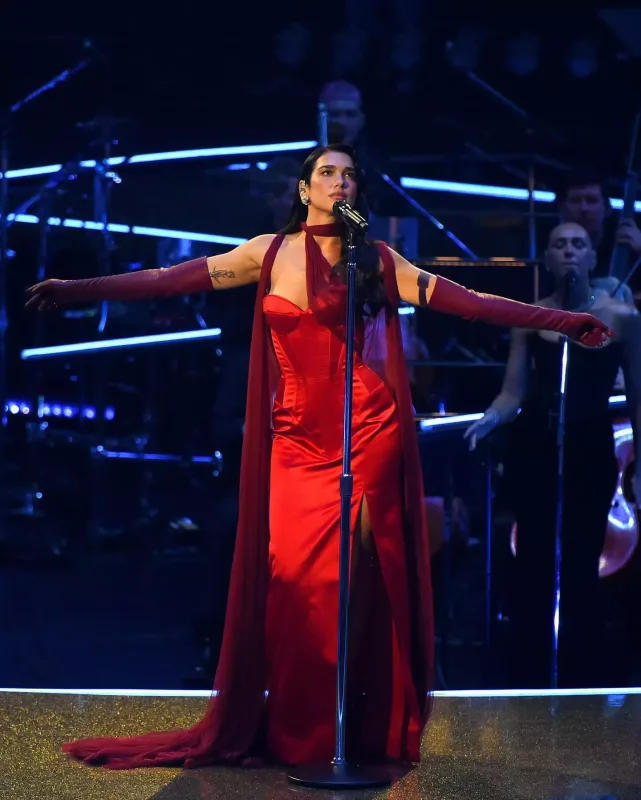 Dua Lipa Londonda konsert verdi