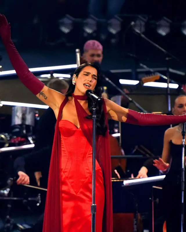 Dua Lipa Londonda konsert verdi