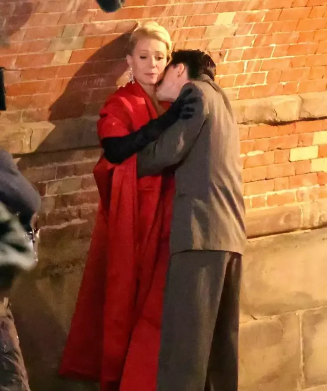 Hollivud aktyorları küçədə öpüşdülər