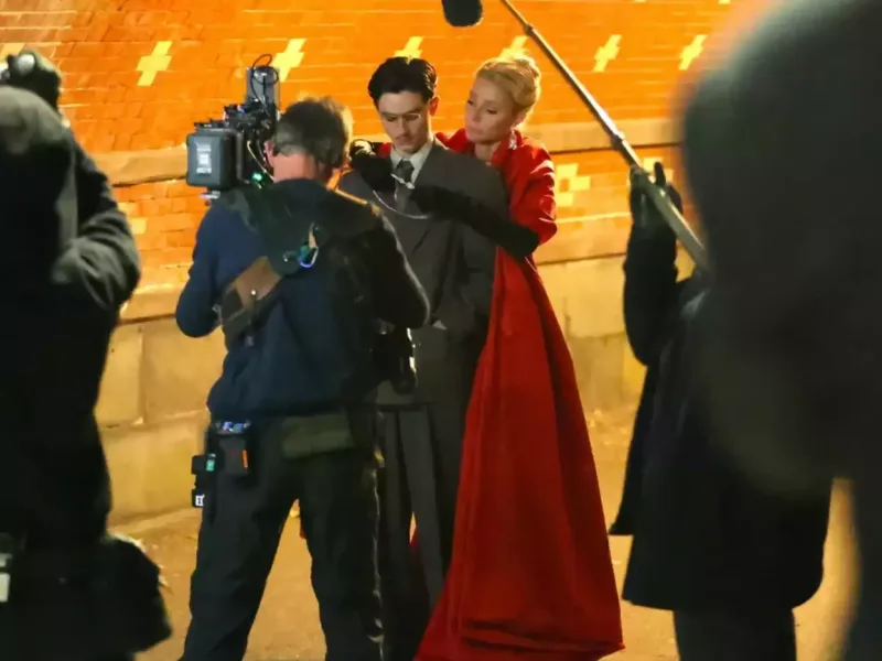 Hollivud aktyorları küçədə öpüşdülər