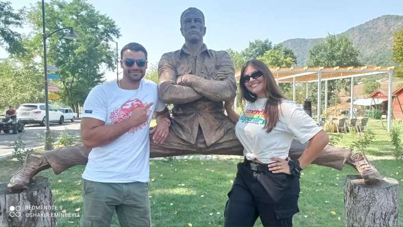 Van Dammın Qəbələdəki heykəli götürüldü