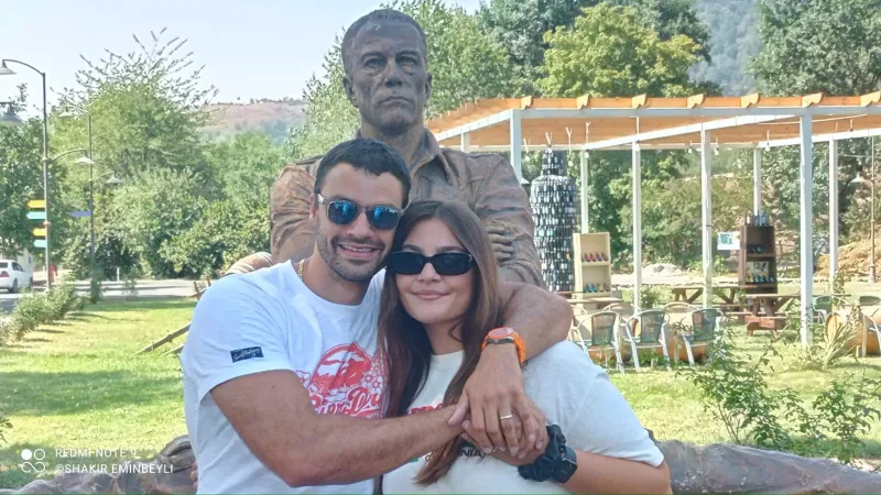 Van Dammın Qəbələdəki heykəli götürüldü