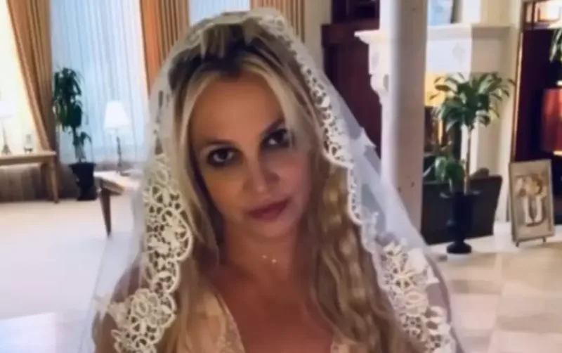 Britni Spirs özü ilə evləndi!