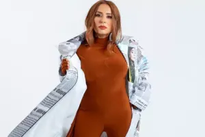 Tünzalə Ağayeva qəzetdən plaş geyindi