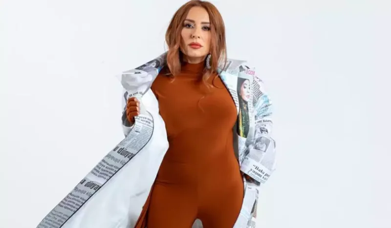 Tünzalə Ağayeva qəzetdən plaş geyindi