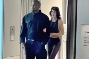 Əri ilə alış-verişə ətəksiz getdi