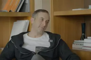 “Bu beyinlərlə bir şəhərdə yaşadığıma görə peşmanam”