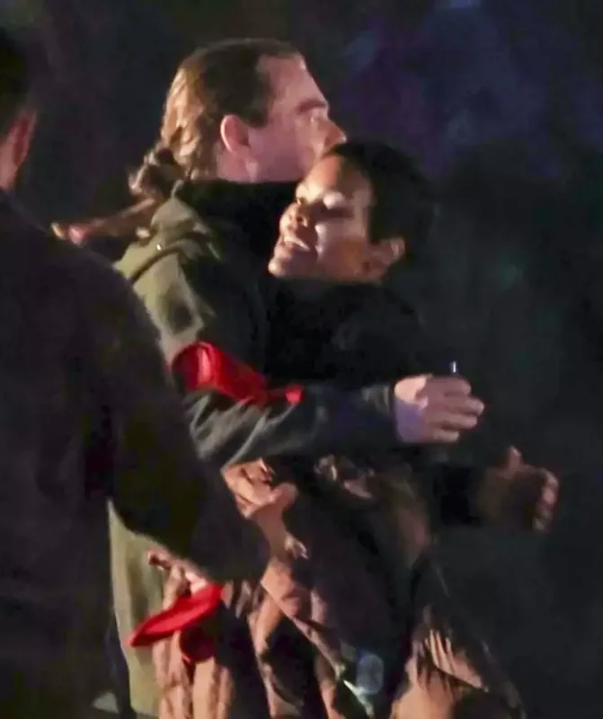 Di Kaprio başqa qızla qucaqlaşarkən kameralara yaxalandı