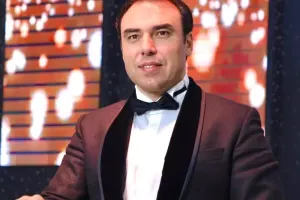 “Bizdə xanımlar səhnəyə çıxa bilməz”