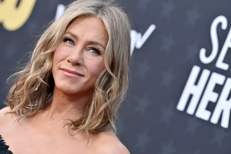 Cennifer onunla sevgilidir