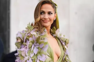 Beni unutmaq üçün Cennifer gənc kişilərlə görüşür