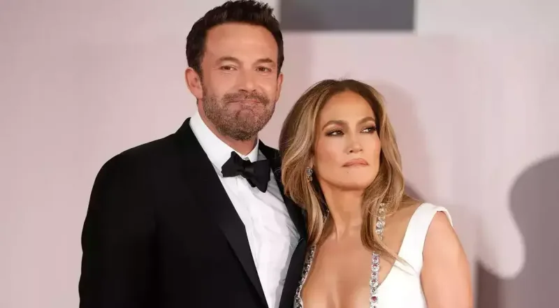 Beni unutmaq üçün Cennifer gənc kişilərlə görüşür