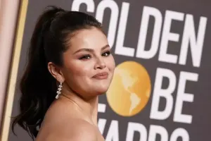 Selena makiyajsız halı ilə təəccübləndirdi