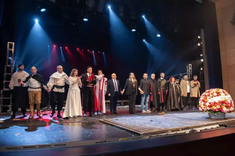 Leyla Əliyeva “AzDrama”da “İblis və...” tamaşasını izlədi