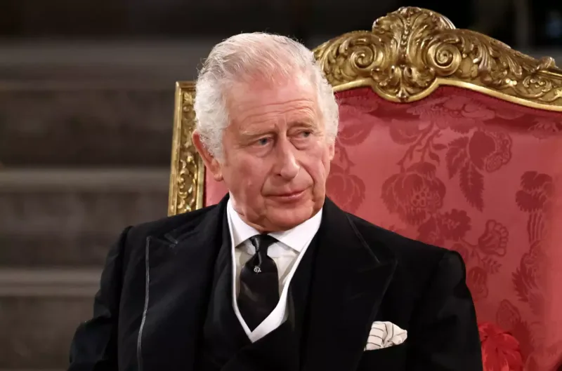 Böyük Britaniya Kralı yeməkdən imtina edir
