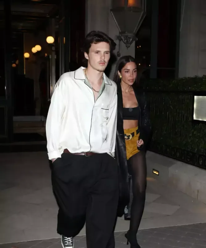 Viktoriya Bekham oğlunun müğənni sevgilisindən narazıdır