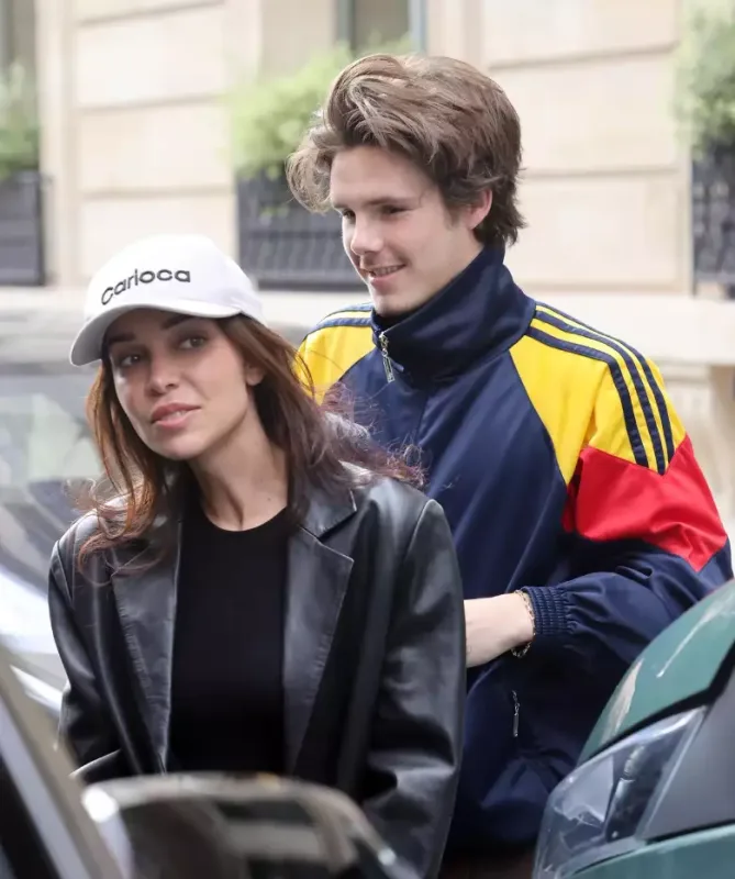 Viktoriya Bekham oğlunun müğənni sevgilisindən narazıdır