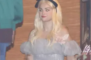 Sarışın Selena…