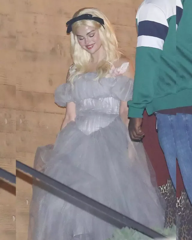 Sarışın Selena…