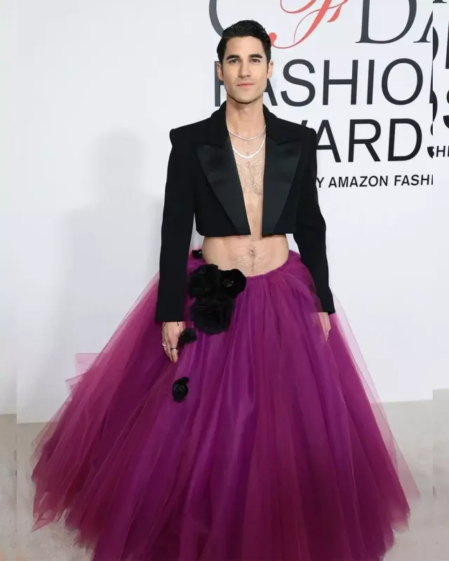 Qırmızı xalıya ətəklə çıxdı