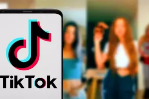 Tanınmış tiktoker həmcinsi ilə ailə qurdu