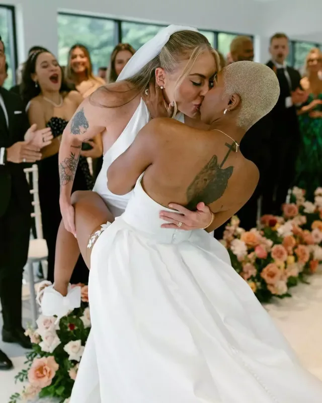 Tanınmış tiktoker həmcinsi ilə ailə qurdu