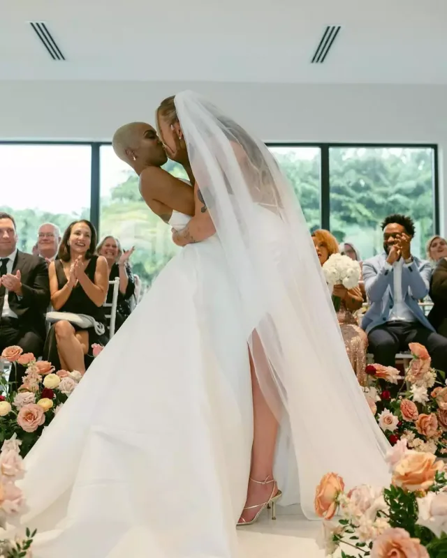 Tanınmış tiktoker həmcinsi ilə ailə qurdu