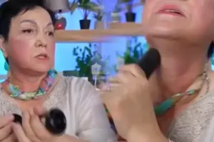 Bloger efirdə üzünü tozsoranla masaj etdi