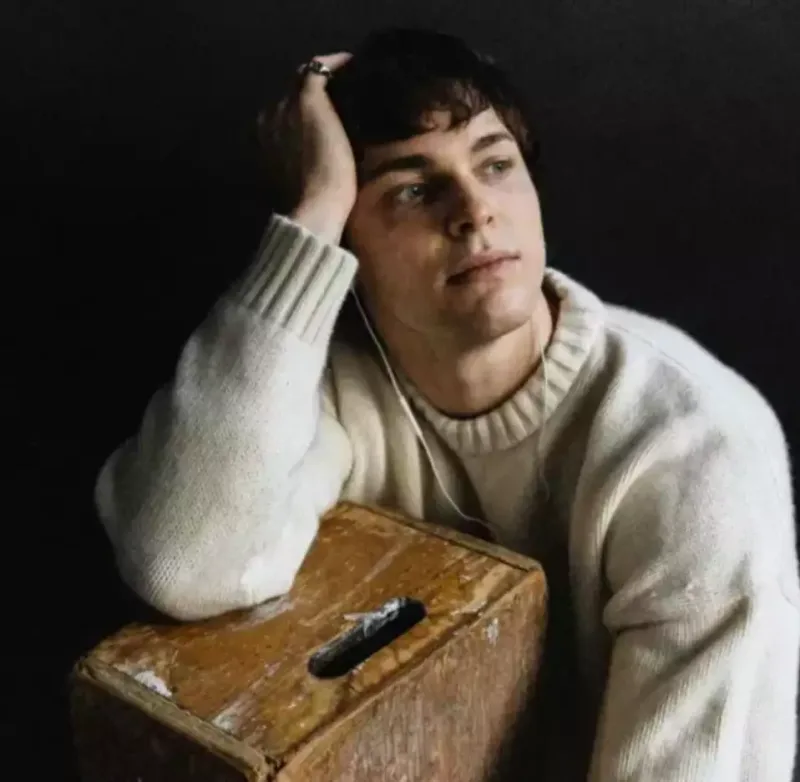 Ancelina özündən 28 yaş kiçik həmkarı ilə eşq yaşayır?