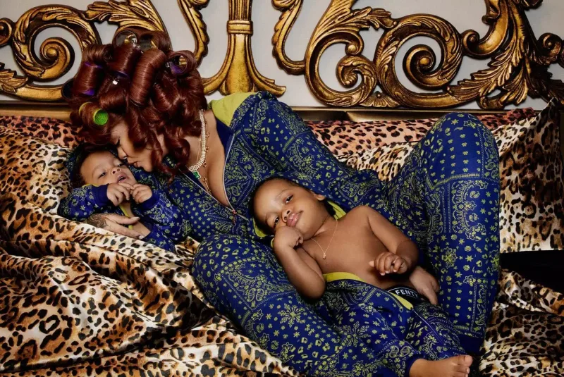 Rihanna oğulları ilə kamera qarşısında