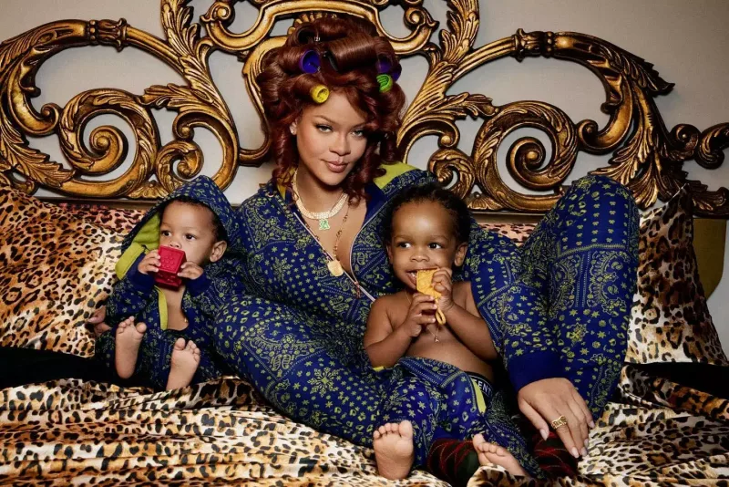 Rihanna oğulları ilə kamera qarşısında