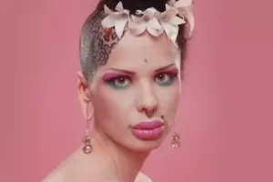 Dodaqları ilə tanınan bloger ölü tapıldı!