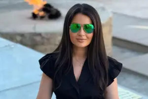 Ayseldən dekolteli foto…