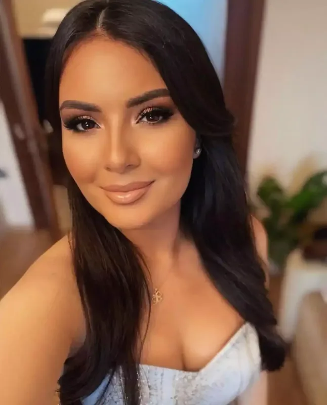 Ayseldən dekolteli foto…