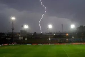 İldırım vuran futbolçu meydanda öldü - VİDEO