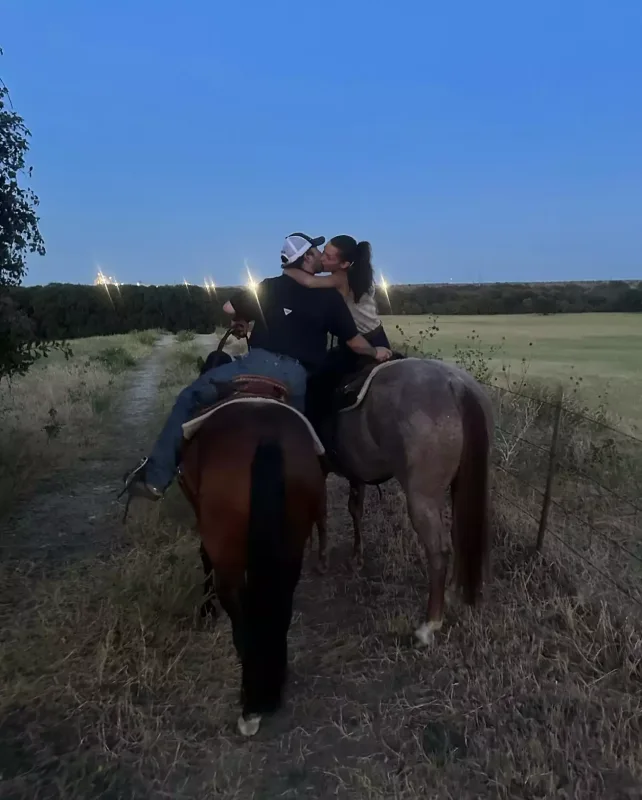 Bella Hadid kovboy sevgilisi ilə öpüşərkən