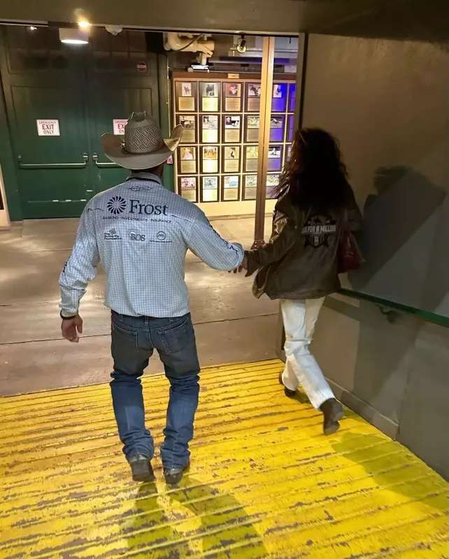 Bella Hadid kovboy sevgilisi ilə öpüşərkən