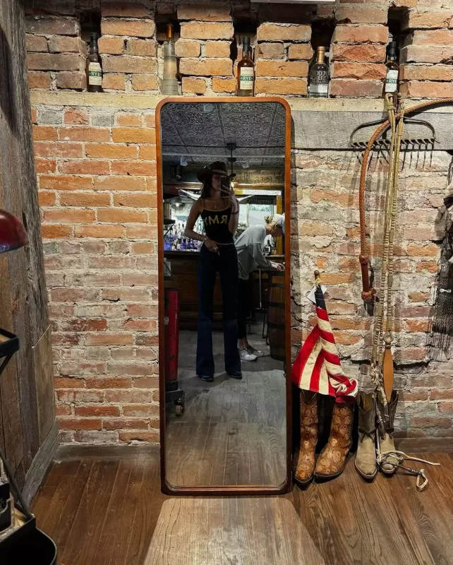 Bella Hadid kovboy sevgilisi ilə öpüşərkən