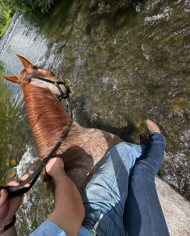 Bella Hadid kovboy sevgilisi ilə öpüşərkən