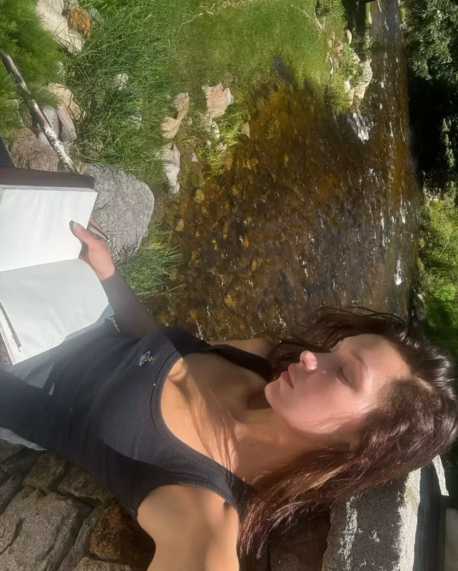 Bella Hadid kovboy sevgilisi ilə öpüşərkən