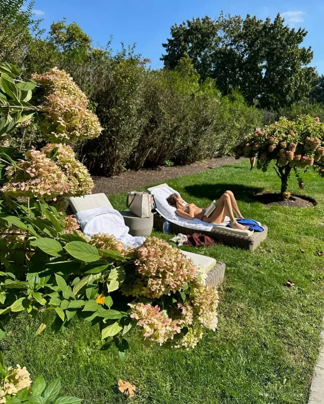 Bella Hadid kovboy sevgilisi ilə öpüşərkən