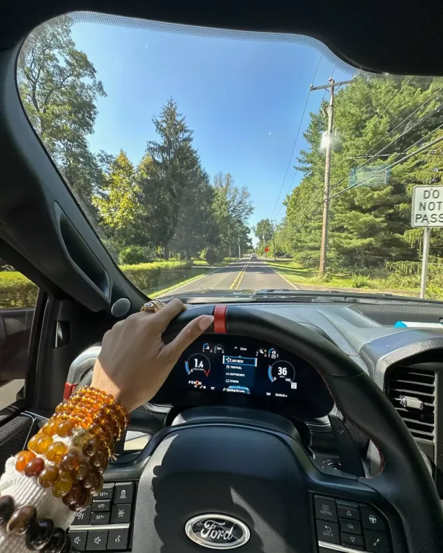 Bella Hadid kovboy sevgilisi ilə öpüşərkən