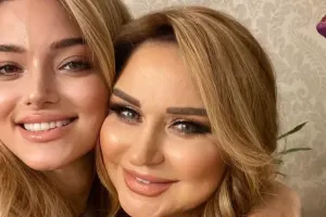 Nəzrindən anası Mələkxanım Eyubovaya ilə paylaşım