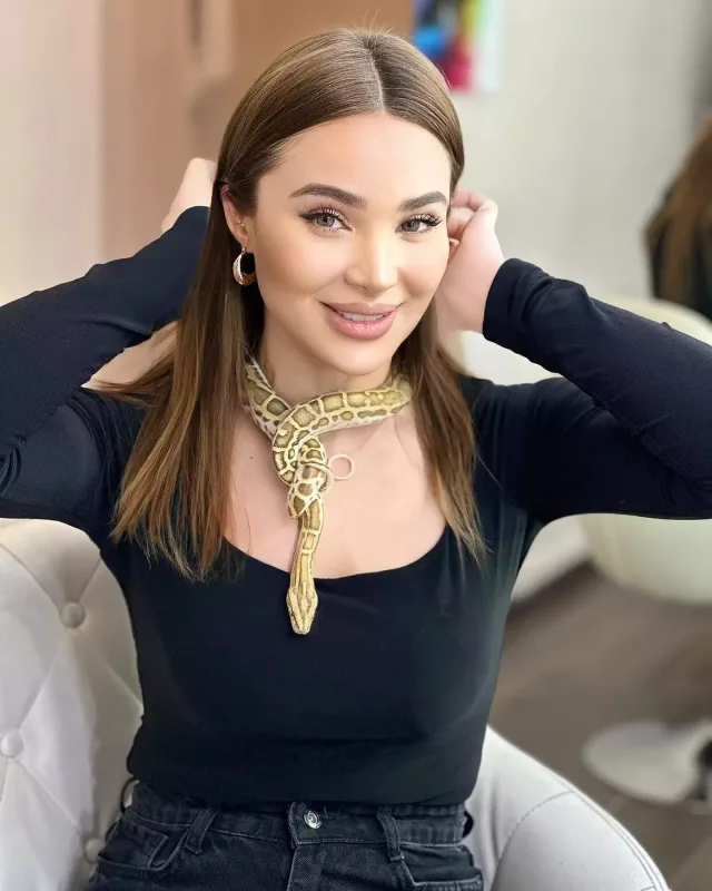 Ülviyyə kimə söz atır?