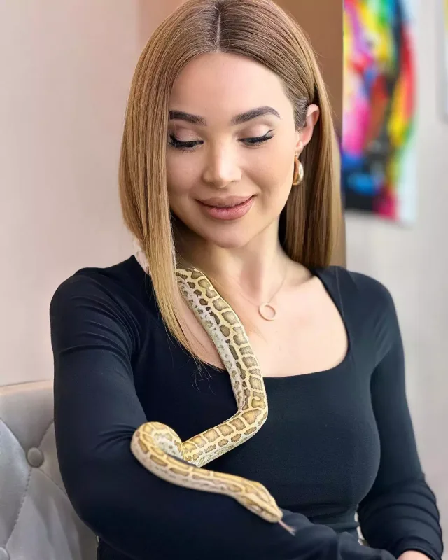 Ülviyyə kimə söz atır?