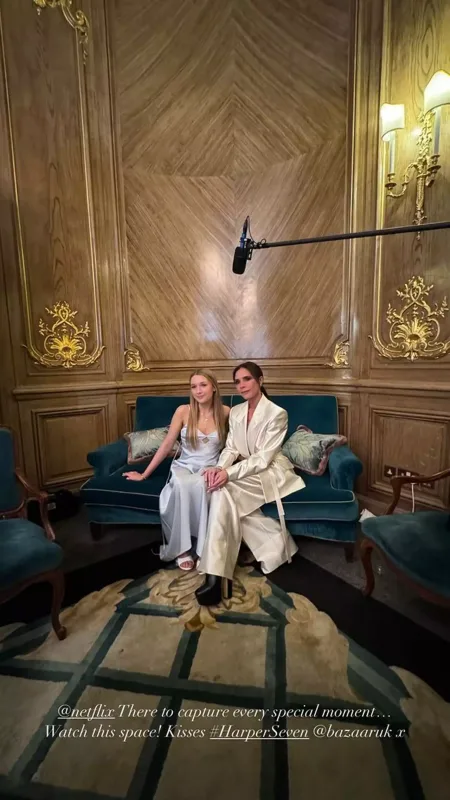 Viktoriya 13 yaşlı qızı ilə