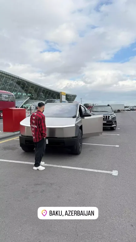 Hüseyn “Tesla” avtomobili ilə Bakını gəzdi