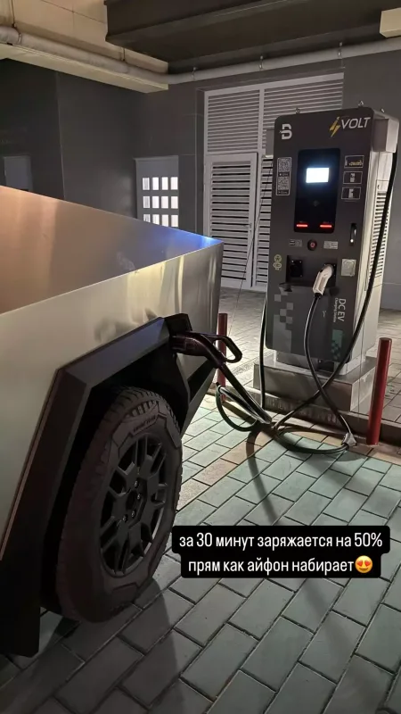 Hüseyn “Tesla” avtomobili ilə Bakını gəzdi