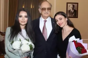 Aysel Polad Bülbüloğlu və qızı ilə bir arada